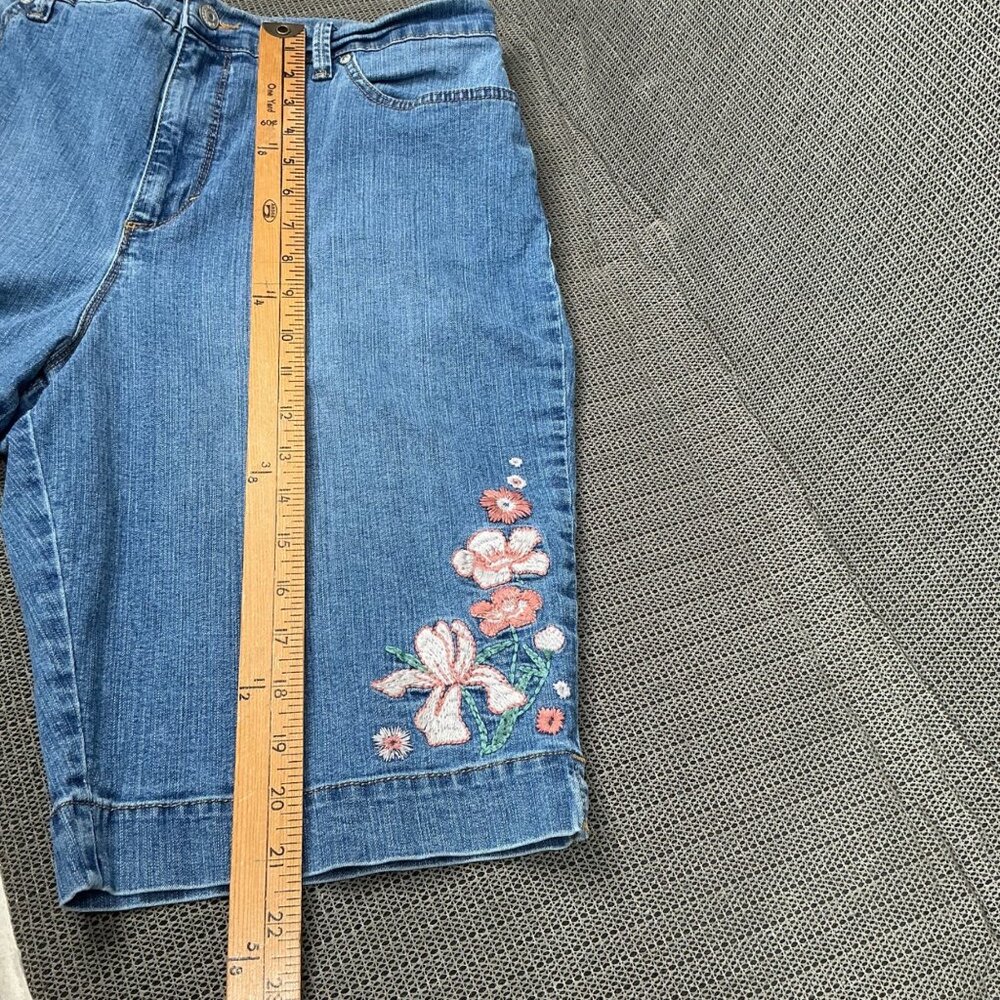 Gloria Vanderbilt Amanda Womens Size 14 Blue Denim Shorts Floral Embroidery - Picture 9 of 12